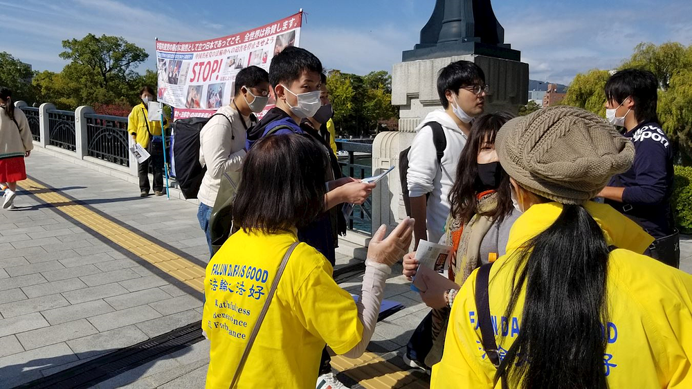 Ljudi koji posjećuju Spomen-park mira u Hirošimi doznaju činjenice o progonu u Kini i potpisuju peticije   podrške praktikantima.