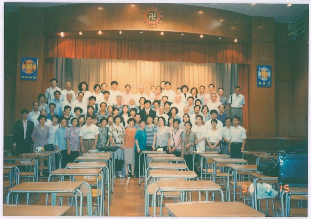  Oko 70 praktikanata u Hong Кongu slikalo se sa Učiteljem na kraju predavanja održanog 15. jula 1995.