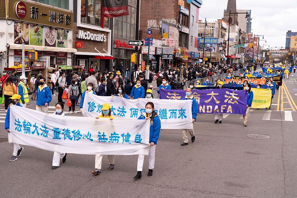 Procjenjuje se da je u paradi povodom 22. godišnjice mirnog apela od 25. aprila sudjelovalo 1.000 Falun Dafa praktikanata. 