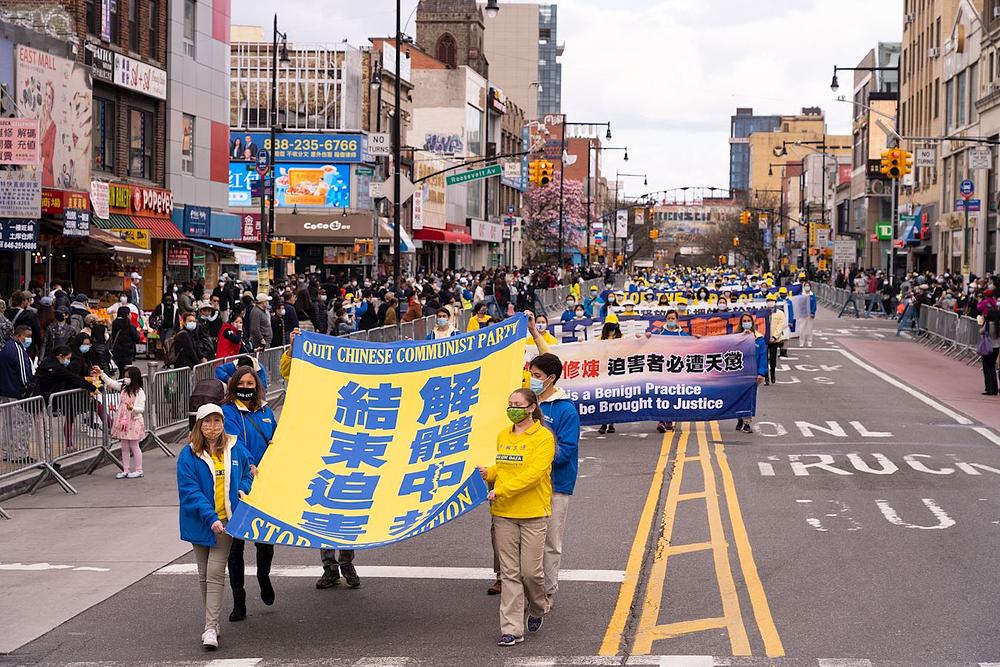 Praktikanti su u New Yorku 18. aprila 2021. godine održali paradu povodom obilježavanja godišnjice mirnog apela od 25. aprila.
 