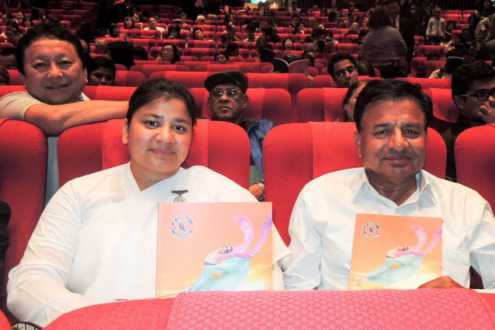 Gospođica Shivika Kumar Garg, instruktorica duhovnog oblikovanja, sa svojm ocem Yogendra Kumar Garg