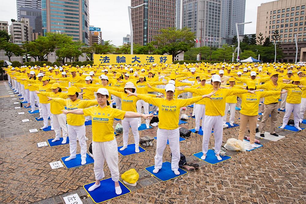 Falun Gong praktikanti demonstrirali su pet setova vježbi nakon konferencije za štampu.