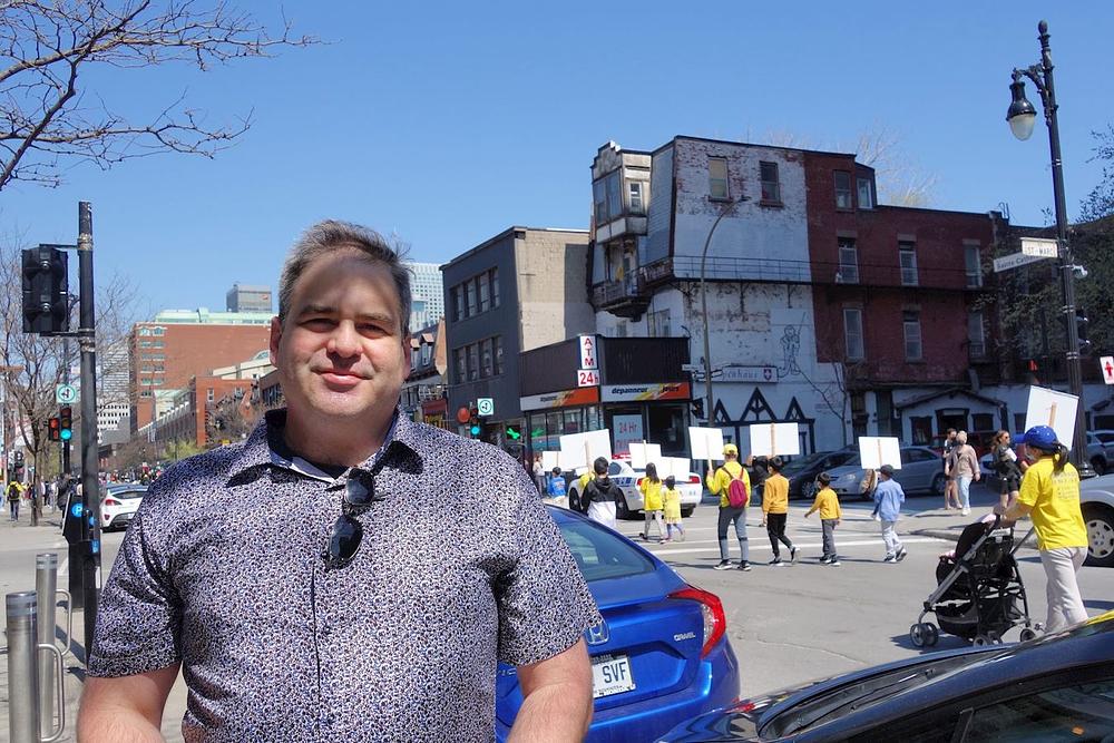 Jay iz Montreala već duže vremena prati izvještaje o progonu Falun Dafa. Pohvalio je paradu i rekao da ona ohrabruje ljude. Divi se praktikantima zbog njihove hrabrosti.