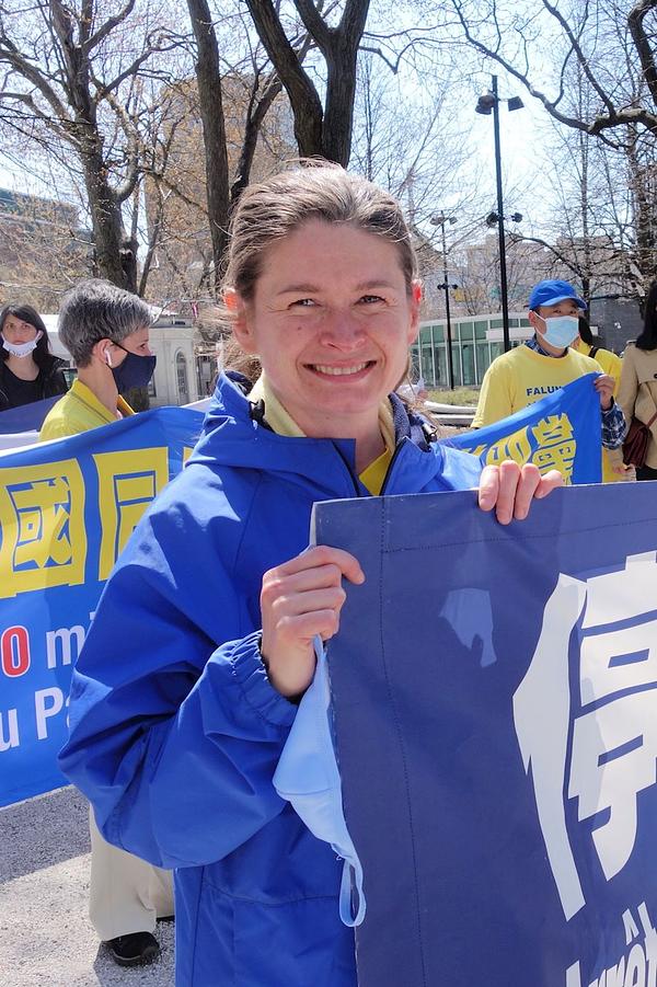 Nathalie je vozila 160 km da bi prisustvovala paradi. Rekla je da su principi koje uči Falun Dafa divni i da su potpuno promijenili njen život.