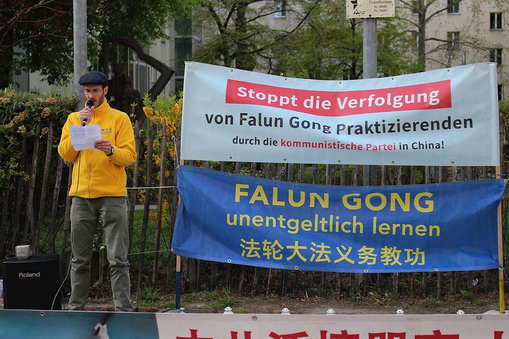   Austrijski Falun Dafa praktikant čita otvoreno pismo Falun Dafa Informativnog centra o miroljubivom apelu 25. travnja.

