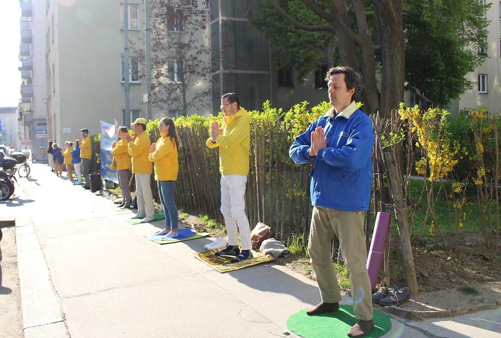  Falun Dafa praktikanti izvode pet Dafa vježbi na pločniku 25. travnja 2021.