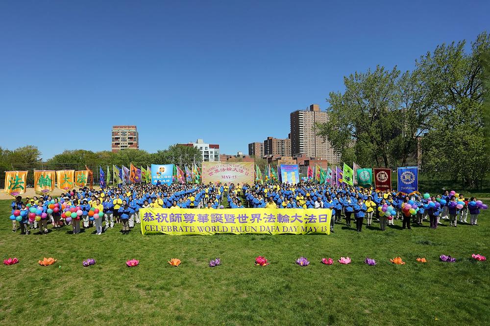 Praktikanti Falun Gonga su se okupili u Flushingu u državi New York, 1. maja 2021. godine, kako bi učitelju Liju čestitali 13. maj njegov rođendan.
 