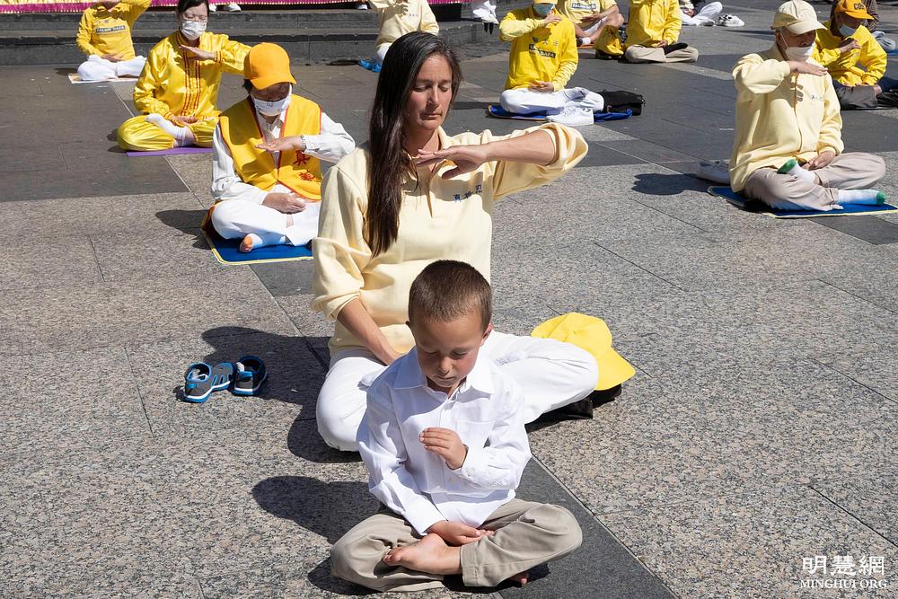 Praktikanti su prije parade radili Falun Dafa vježbe.