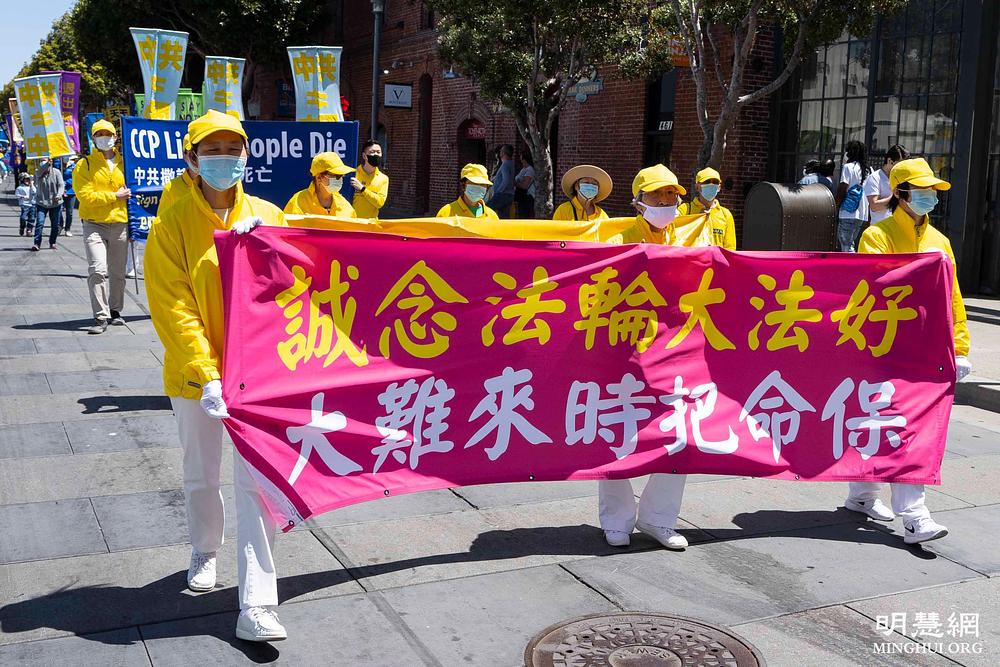 Proslavljajući Falun Dafa dan, praktikanti su održali paradu na popularnoj turističkoj destinaciji Fisherman’s Wharf u San Franciscu. Također su čestitali rođendan osnivaču Falun Dafa.