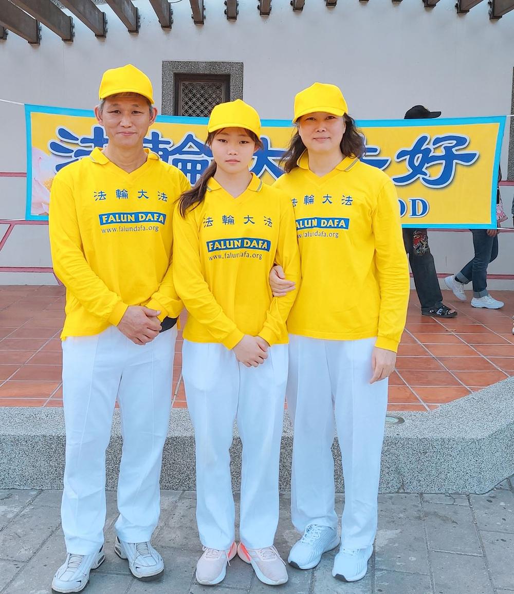  Nakon što je Linova porodica počela prakticirati Falun Dafa, često   su drugima govorili  o prakticiranju. Fotografija je snimljena 10. aprila 2021. godine na jednoj manifestaciji  u gradu Changhua