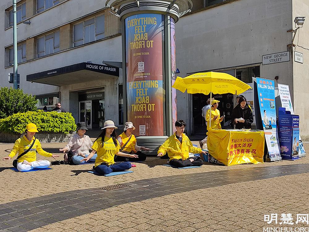 Falun Dafa praktikanti su postavili informativni štand u centru grada Plymoutha i demonstrirali izvođenje vježbi.