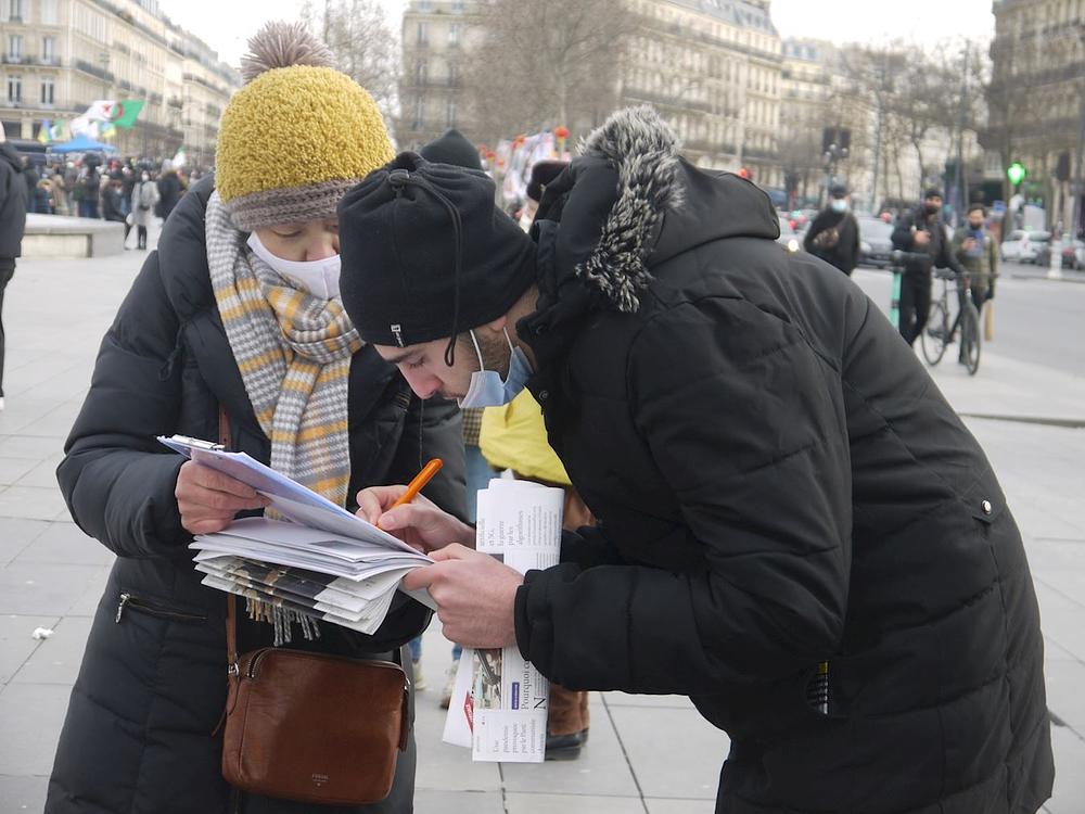 Nakon što su saznali više o zločinima progona Falun Dafa u Kini, ljudi potpisuju peticiju tražeći prekid progona 