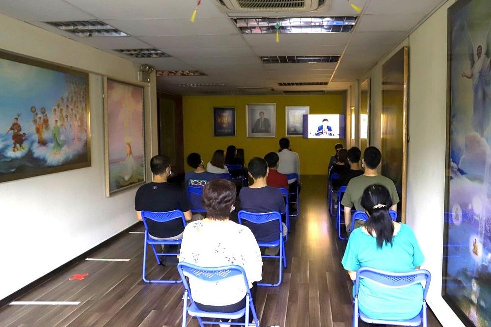 Učenici u učionici za kinesko govorno područje gledaju snimke predavanja gospodina Li Hongzhija.