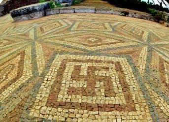  Simbol svastike na mozaiku u carskoj palati Mediana, u Nišu, iz doba cara Konstantina, 4 vek n.e. 