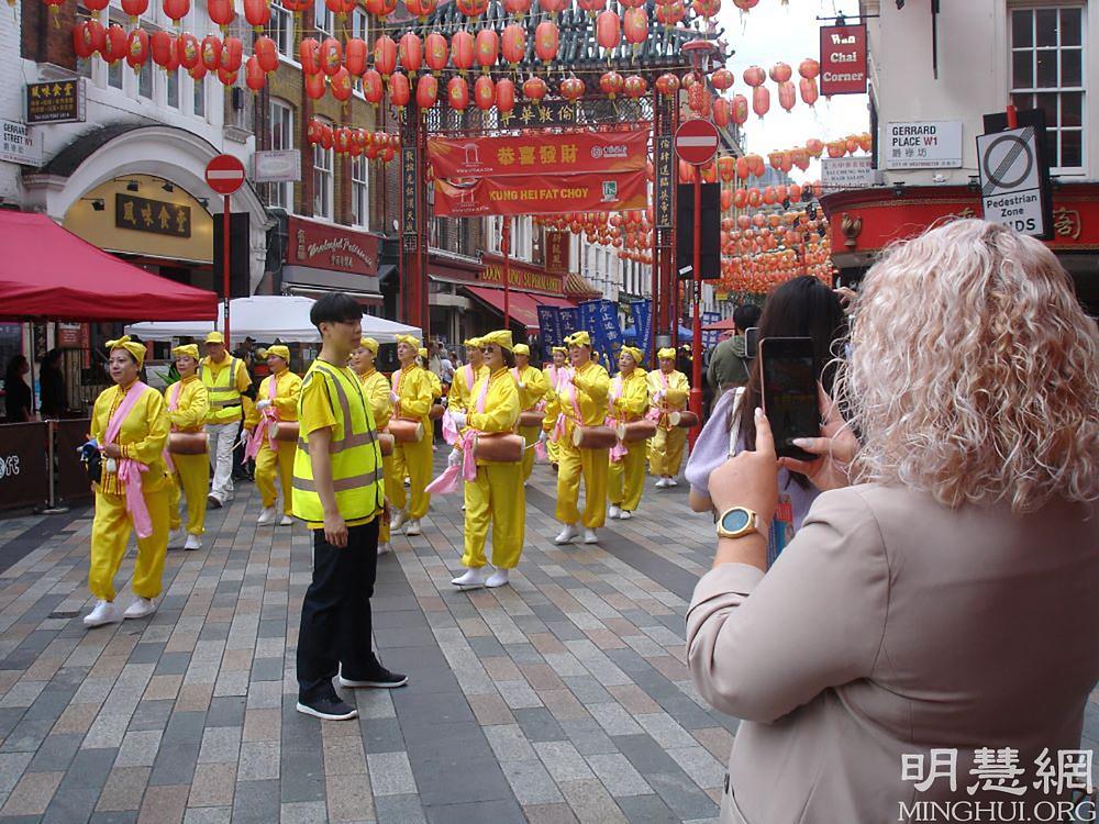 Praktikanti su, 28. avgusta 2021. godine, održali paradu u centru Londona kako bi ljudima kazali za Falun Dafa i pozvali na prekid progona u Kini.