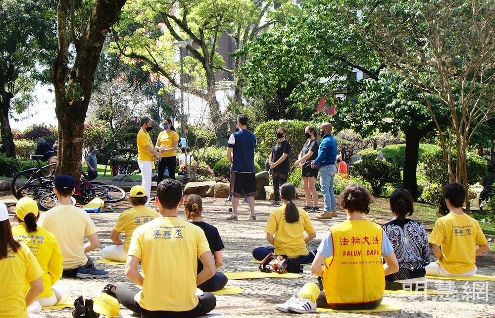 Grupno prakticiranje na trgu Praça do Japão ujutro 4. septembra.