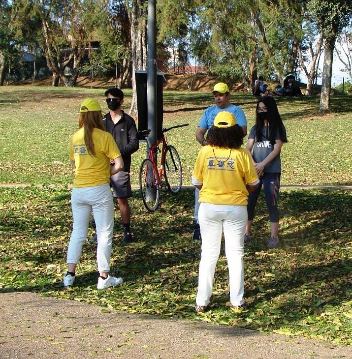 Ljudi od praktikanata uče Falun Dafa vježbe u Parque São Lourenço (park) popodne 4. septembra.