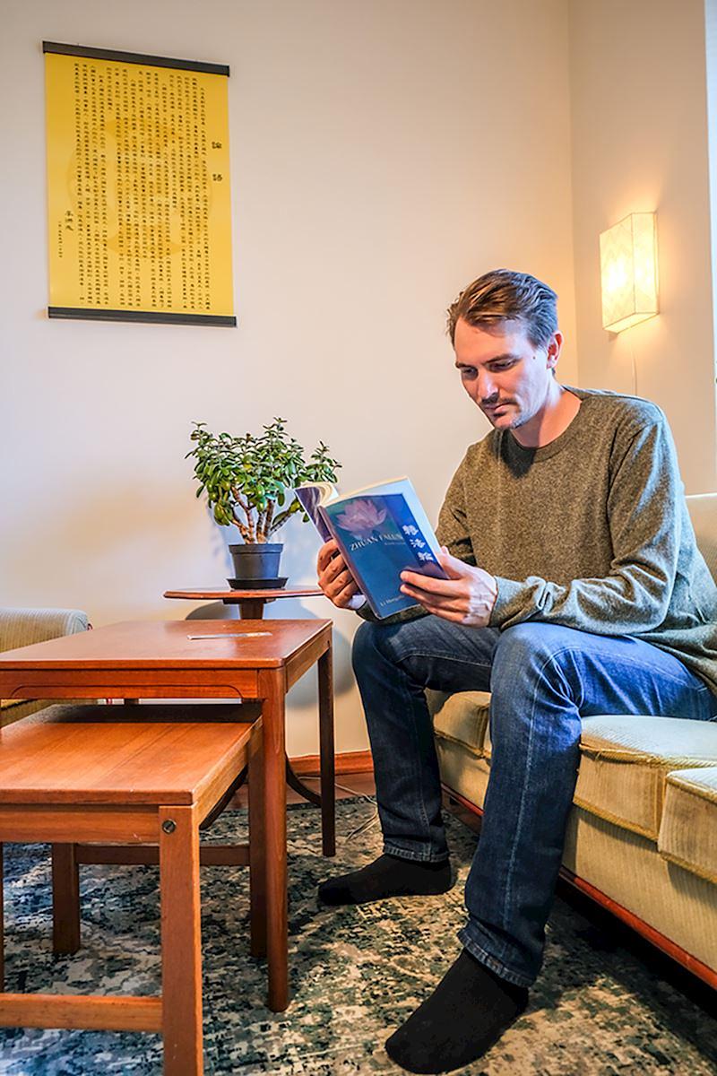 Johan čita glavni tekst prakse Falun Dafa, Zhuan Falun