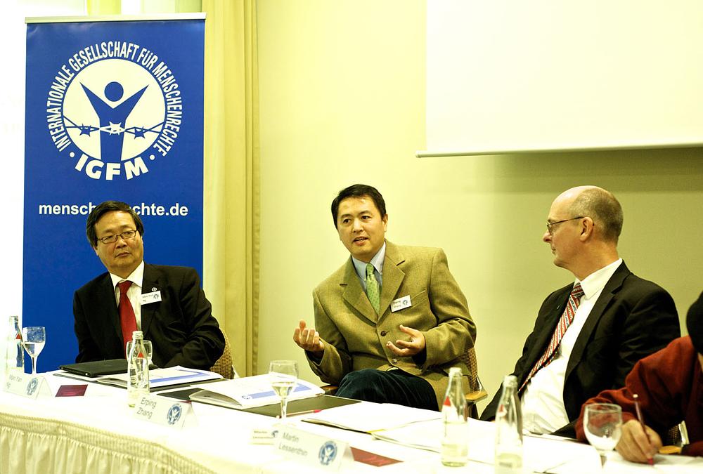 S lijeva na desno: Manyan Ng, povjerenik Međunarodnog društva za ljudska prava; Zhang Erping, Falun Gong praktikant i glasnogovornik Međunarodnog društva za ljudska prava