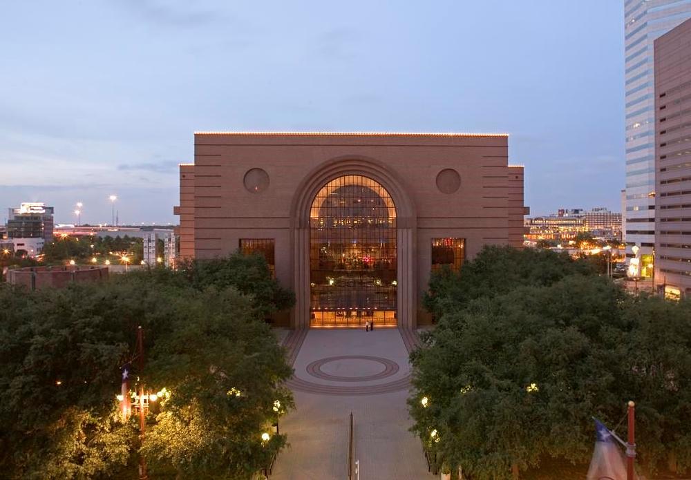 Shen Yun Performing Arts, sa sjedištem u New Yorku, izveli tri rasprodane predstave u pozorištu Wortham Center Brown u Houstonu, u Teksasu, od 18. do 19. septembra 2021.g. Dodatne četiri izvedbe u Houstonu zakazane su 25. i 26. septembra. 