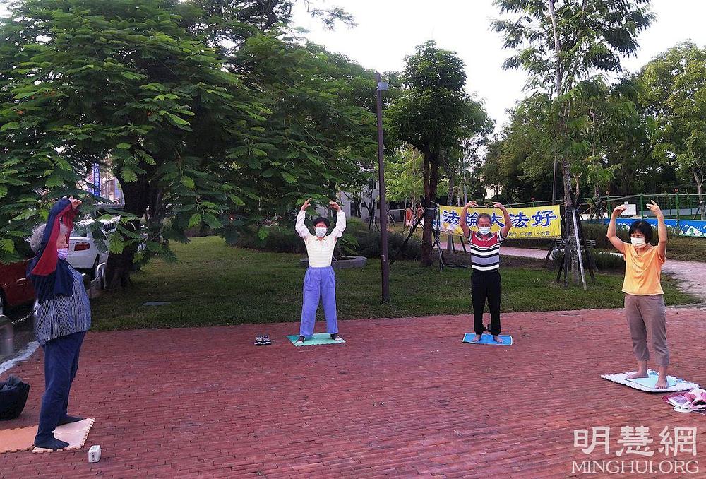 G. Guo Wen-tang prakticira Falun Dafa vježbe na mjestu za grupno vježbanje 