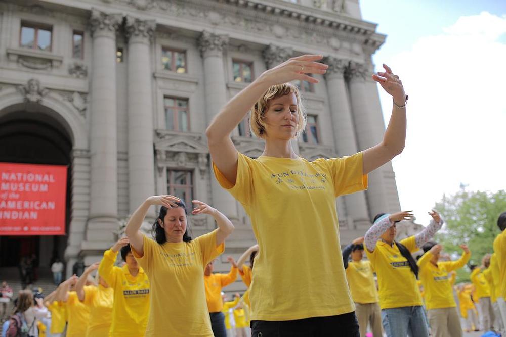 Praktikanti Falun Dafa zajedno izvode vježbe u Bowling Green parku u New Yorku 3. maja 2015. godine.