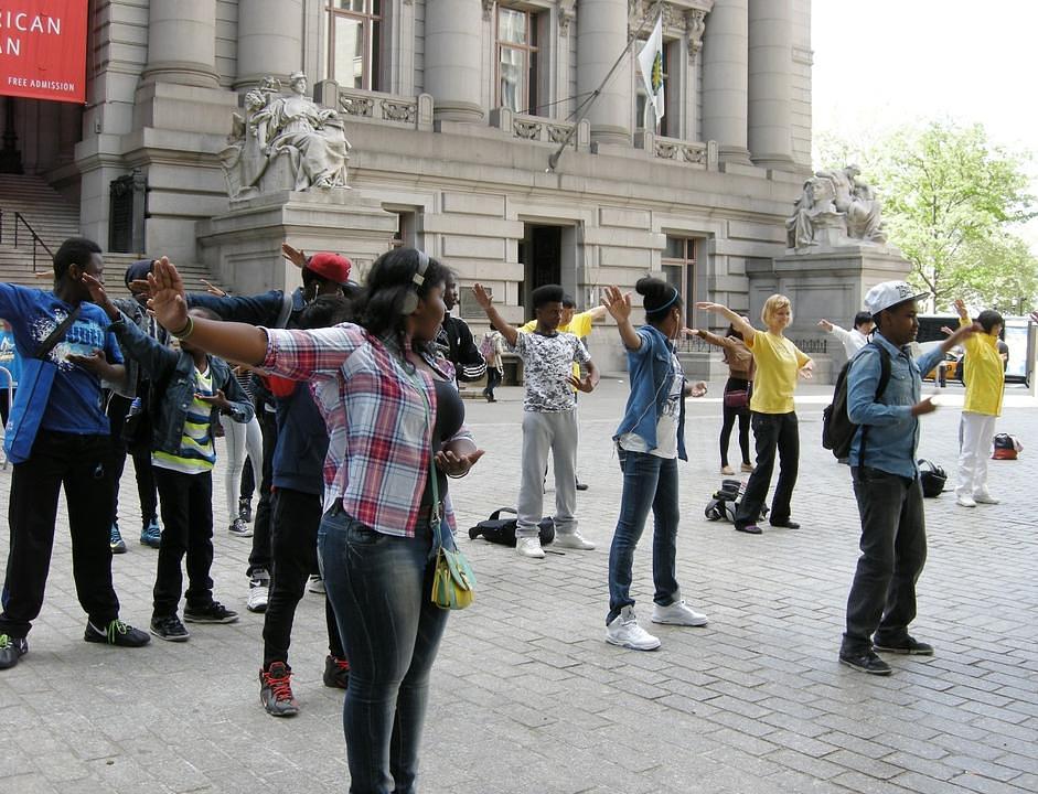 Prolaznik se pridružio Falun Dafa grupnom izvođenju vježbi u Bowling Green parku u New Yorku.