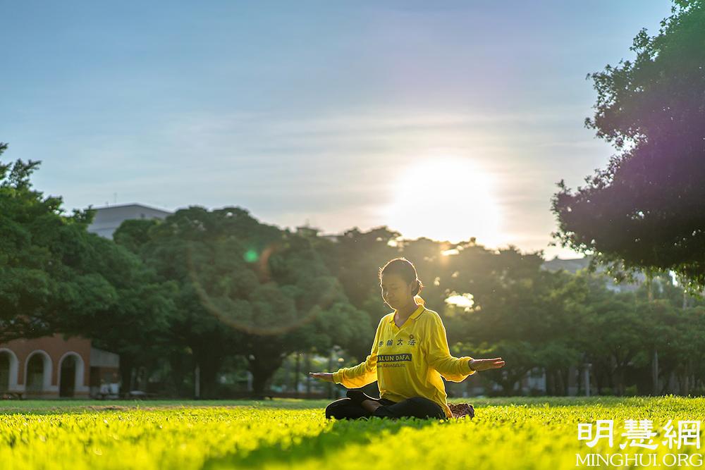 Yin Ching vježba petu vježbu Falun Dafa, meditaciju.