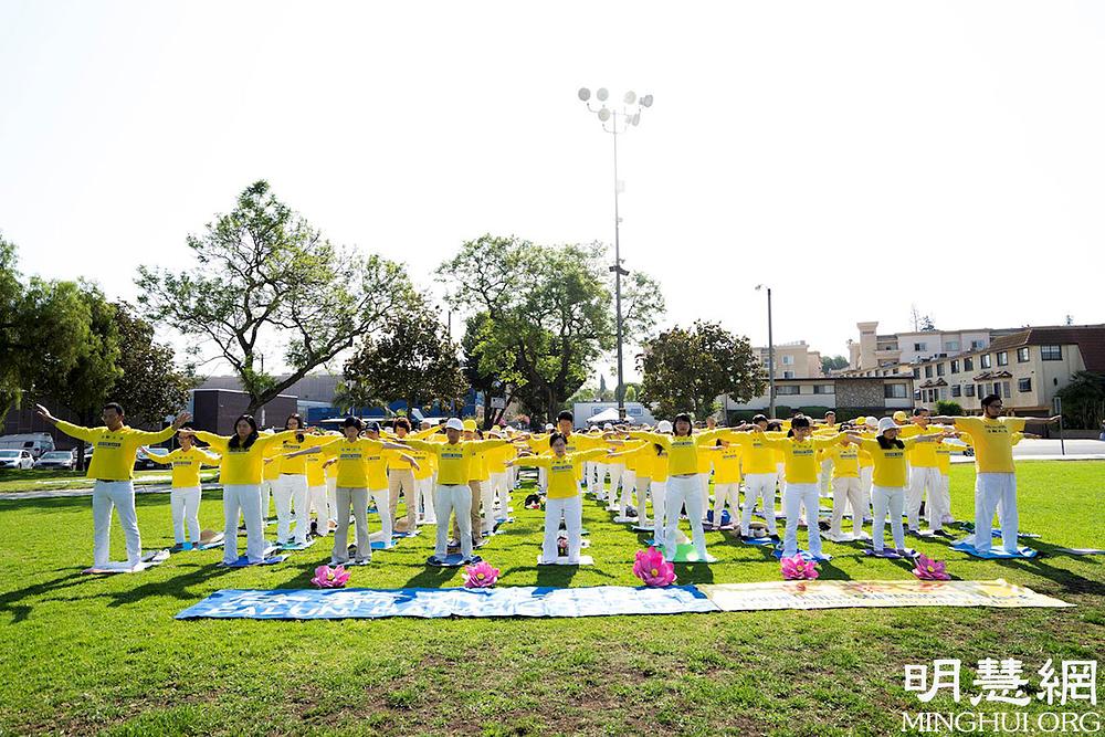Praktikanti demonstriraju izvođenje Falun Dafa vježbi u parku Barnes u parku Monterey 17. jula 2017. godine, prije početka skupa povodom 22. godine progona u Kini.