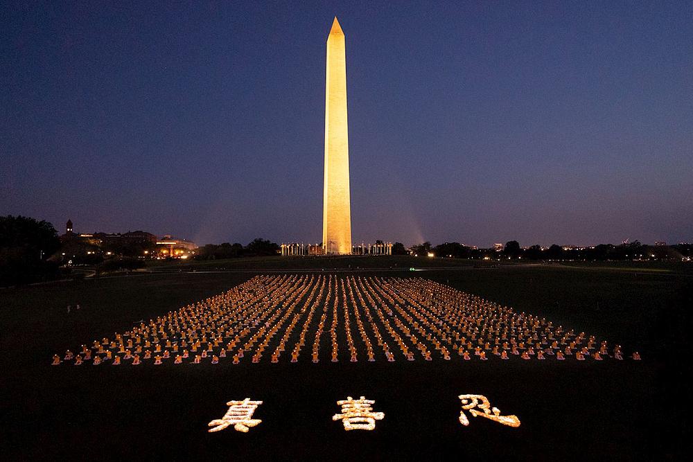 Bdijenje uz svijeće praktikanata Falun Gonga kod spomenika u Washingtonu, 16. jula 2021. godine