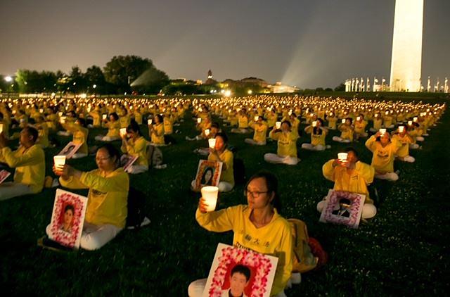 Više od 1.000 Falun Gong praktikanata održalo je 16. srpnja bdijenje uz svijeće ispred spomenika u Washingtonu 
 