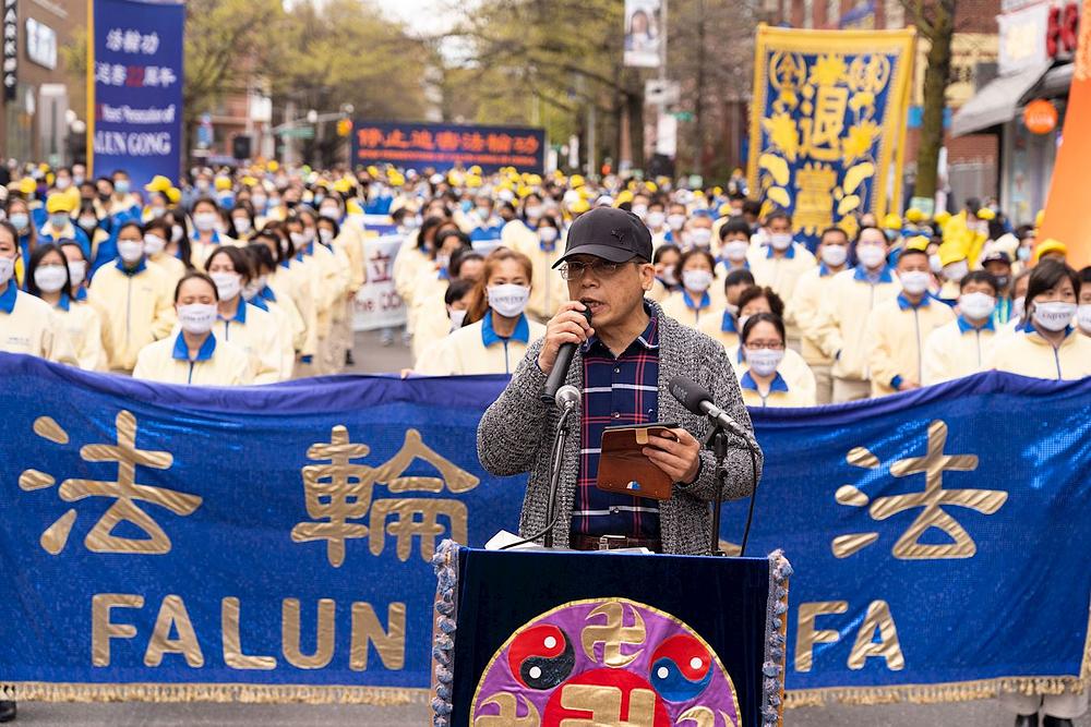 Intelektualac i kolumnista Ge Bidong je govorio na skupu u New Yorku u znak podrške Falun Gongu.
 