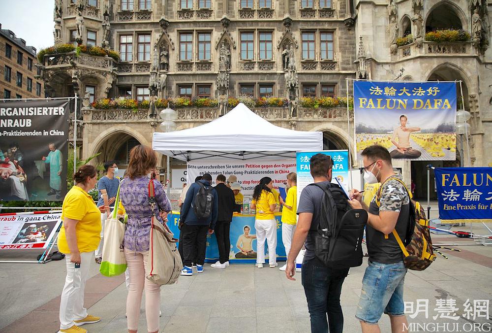 Praktikanti su, 24. jula 2021. godine,  održali manifestaciju  u Minhenu, u Njemačkoj kako bi podigli svijest o progonu Falun Dafa od strane KPK koji traje već 22 godine.