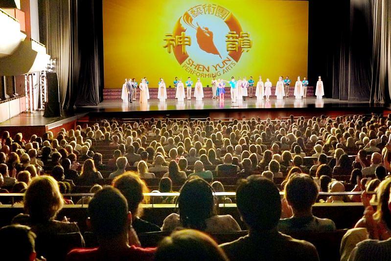 Poziv izvođačima Shen Yun Touring Company da izađu pred zavjesu u Pikes Peak Centru za scenske umjetnosti u Colorado Springsu, Colorado, 29. jula 2021. godine