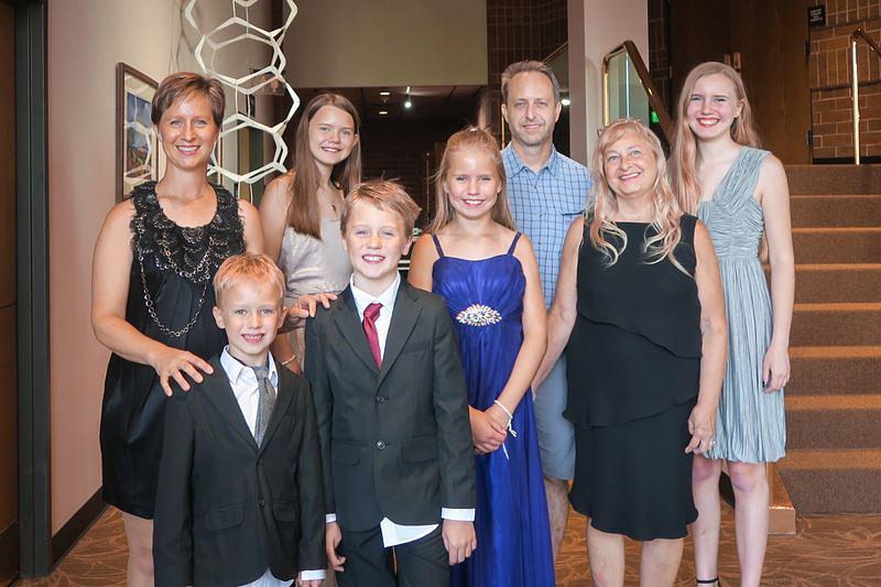 Gina Johnson, njena porodica i prijatelji, Bryce Cox i Dot Diemer, su uživali u Shen Yun predstavi u koncertnoj dvorani Monfort u Greeleyu, Colorado, 1. avgusta 2021. godine.