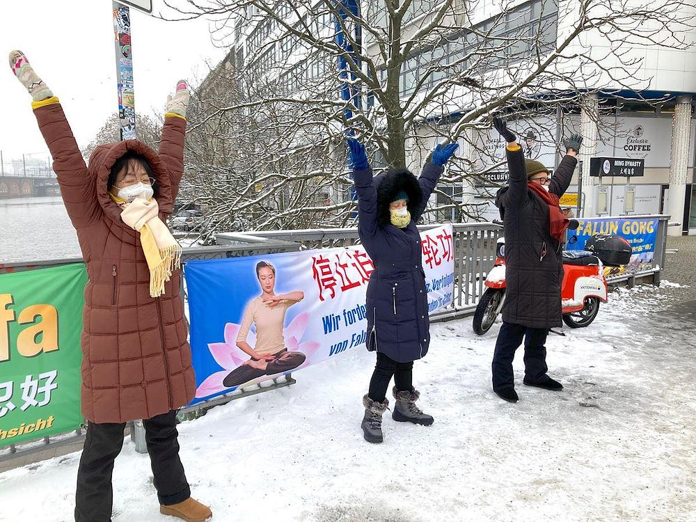 Praktikanti 10.12. ispred kineskog veleposlanstva u Berlinu protestiraju zbog progona. Svaki dan održavaju takve aktivnosti.
 