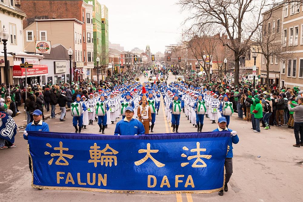 Tian Guo Marching Band, sastavljen od preko 160 Falun Dafa praktikanata, sudjelovao je u Bostonskoj povorci na Dan Svetog Patrika 19. ožujka 2017. Odjeveni u tradicionalne nošnje, držanje i veličanstvena glazba orkestra postali su fokus dnevne parade. Gledatelji duž rute su pljeskali i glasno klicali dok je orkestar prolazio. 
