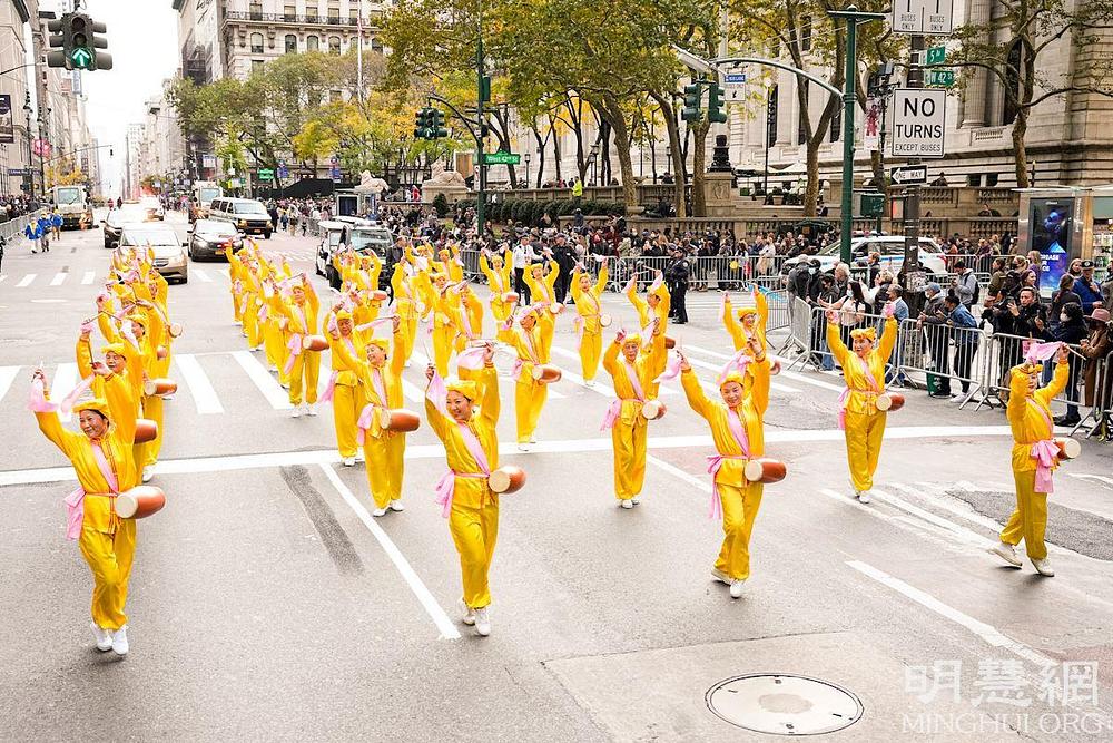 Praktikanti iz šireg područja New Yorka prisustvovali su paradi na Dan veterana na Manhattanu 11. studenog 2021. Kontingent se sastojao od Tian Guo Marching Band, tima sa bubnjevima, transparenata i tima za ples zmajeva. 