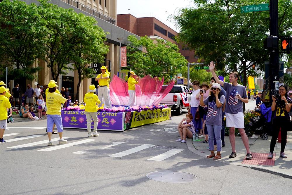 Praktikanti iz Michigana prisustvovali su Paradi povodom Dana neovisnosti 4. srpnja 2019., donijevši ljepotu prakse stanovnicima tog područja.
 