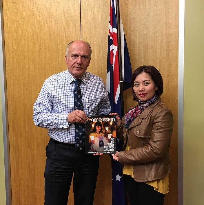 Senator Abetz u društvu Falun Gong praktikantice u svom uredu u Hobartu, na Tazmaniji 2019. 