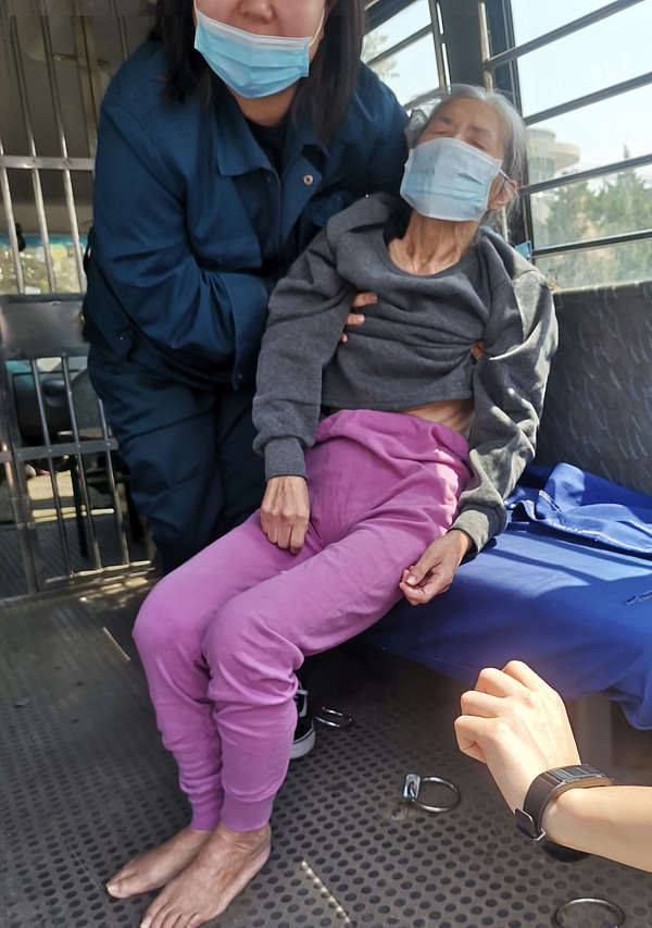 Starija gospođa Wang bila je malaksala i nije mogla sjediti kada je dovedena kući iz pritvora 20. travnja 2021. godine. 
