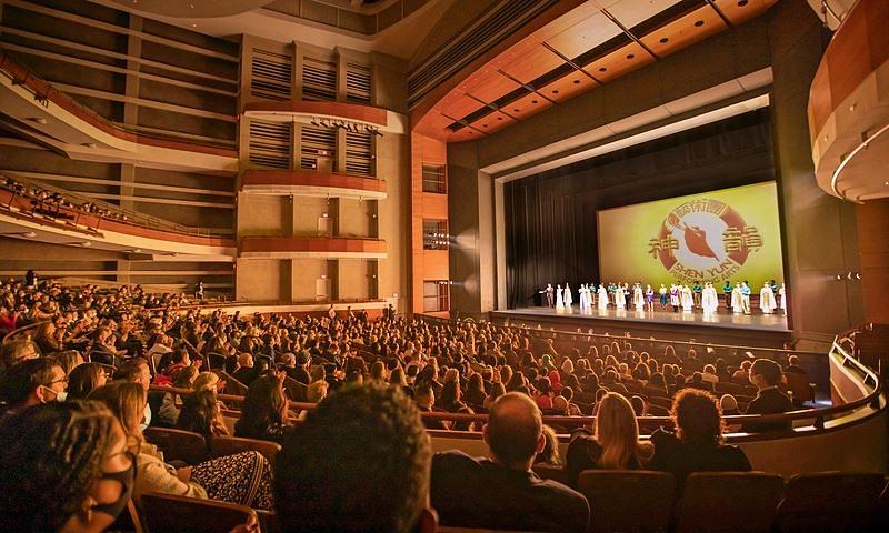  Shen Yun Touring Company u The Long Center for the Performing Arts u Ostinu, Teksas, uveče 8. januara. Trupa je imala pet rasprodatih nastupa u Ostinu od 7. do 9. januara. Predstava u nedelju uveče je dodata dve nedelje pre nastupa zbog velike potražnje. (The Epoch Times)
