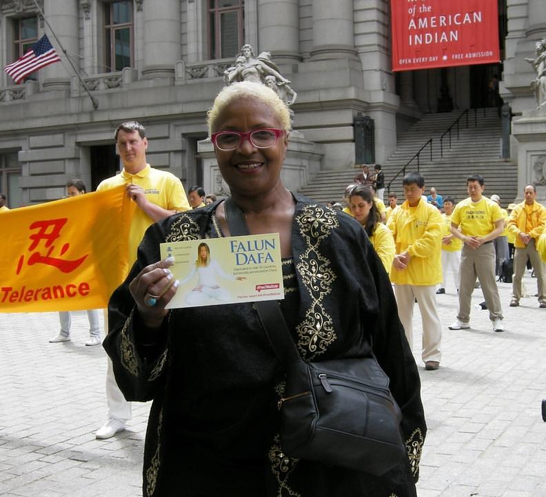 Gospođa Wanda Imasven iz New Yorka je uzbuđena što je saznala za Falun Dafa.