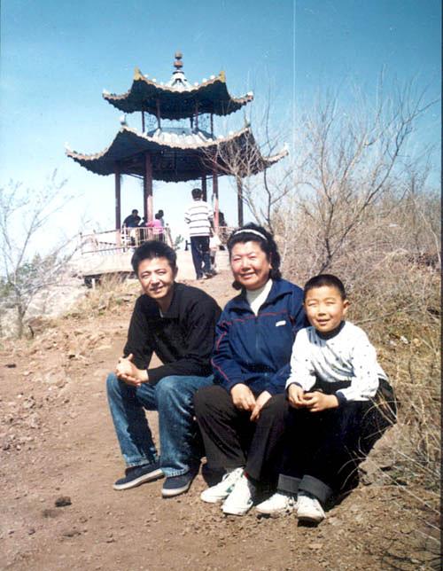  Gospodin Vang sa majkom i sinom