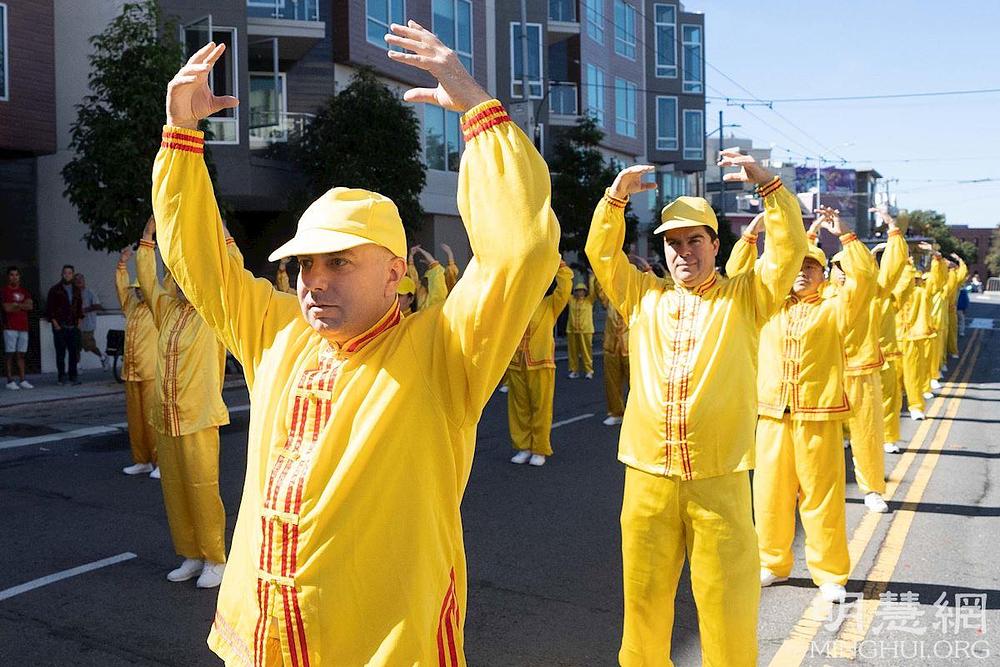 Jason Blair (prvi sleva) vežba Falun Dafu 8 godina.