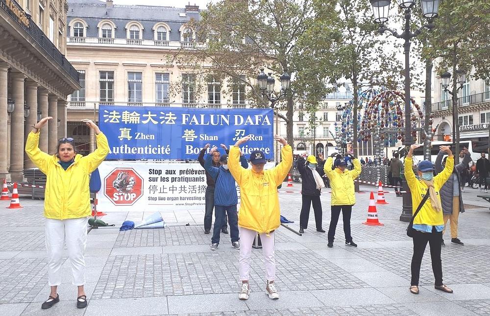 Praktikanti demonstriraju vežbe Falun Dafe na Place Colette u Parizu 2. oktobra 2021. 