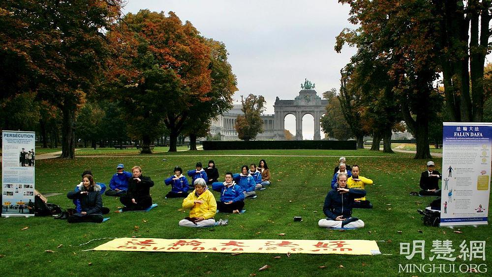  Praktikanti demonstriraju Falun Dafa vježbe
