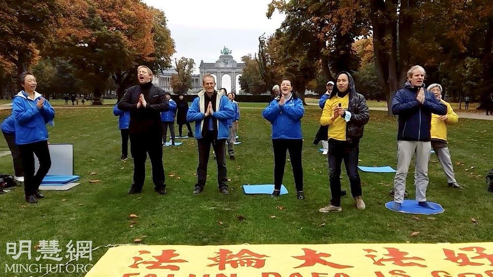 Andy Vermaut, član Međunarodnog saveza za obranu prava i sloboda, izvodi vježbe s grupom. Nakon toga je predložio da svi uzviknu: „Falun Dafa je dobar!“
 