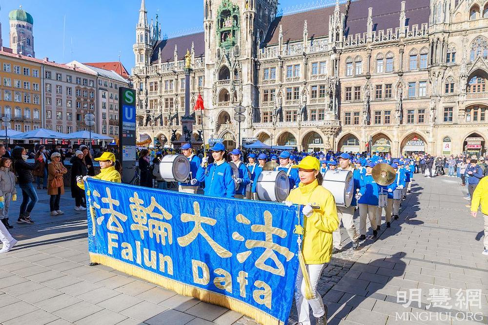 Falun Dafa parada 29. listopada započela je na Marienplatz-u, središnjem trgu u Münchenu. 