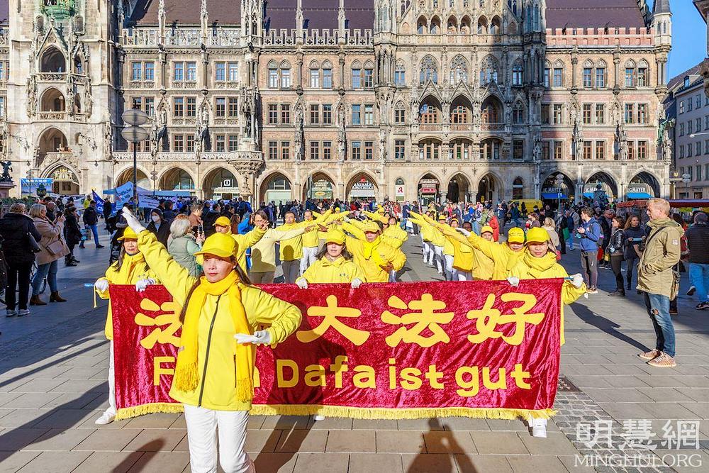 Dafa praktikanti održali su paradu kroz stari grad Münchena 29. listopada 2021. 
